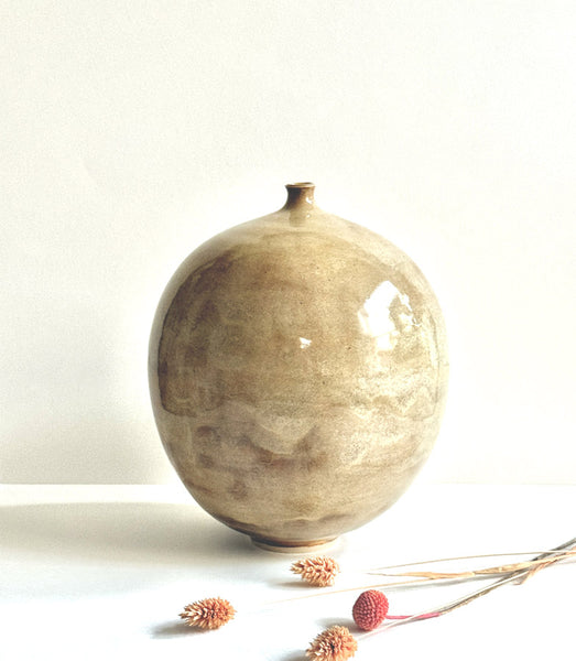 Grand vase soliflore tourné en grès blanc émaillé en couleur beige brillant à effets
