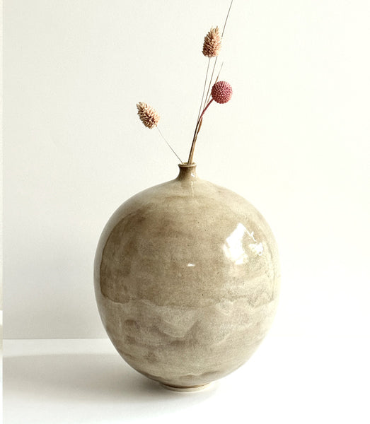 Grand vase soliflore tourné en grès blanc émaillé en couleur beige brillant à effets