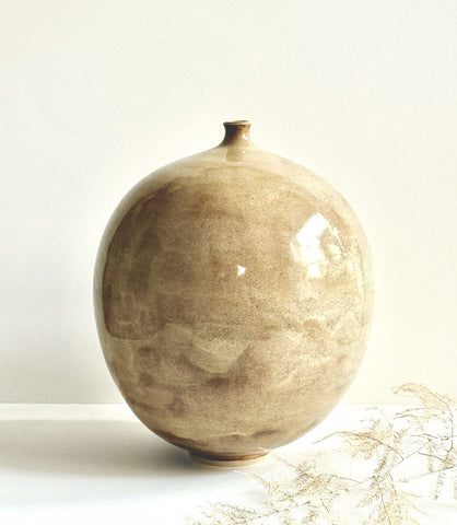 Grand vase soliflore tourné en grès blanc émaillé en couleur beige brillant à effets