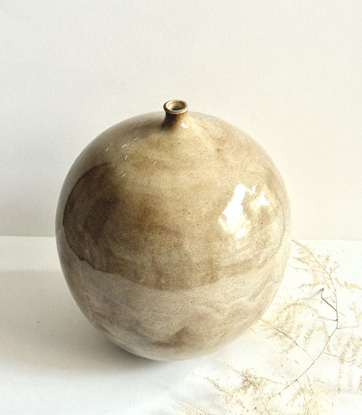 Grand vase soliflore tourné en grès blanc émaillé en couleur beige brillant à effets