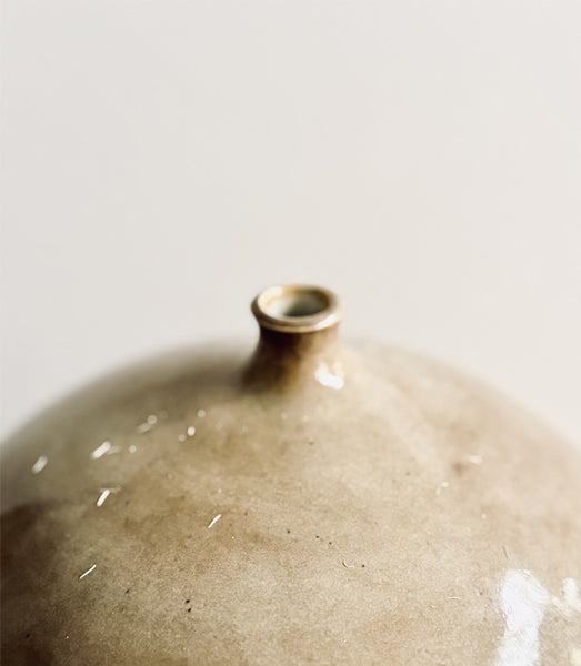 Grand vase soliflore tourné en grès blanc émaillé en couleur beige brillant à effets