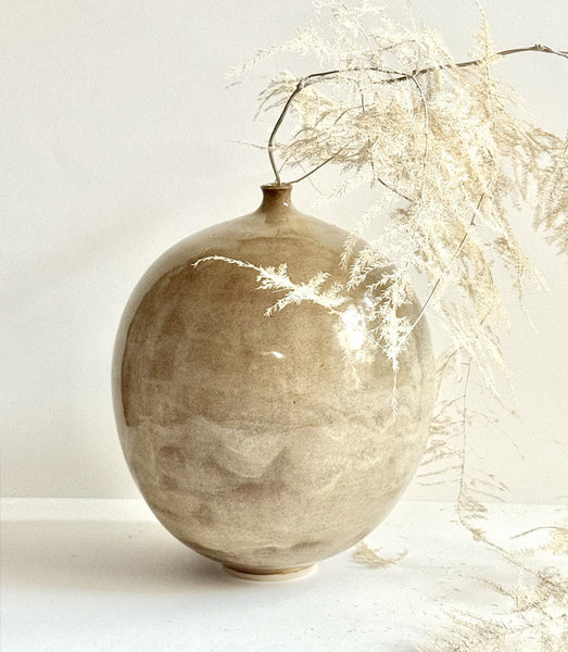 Grand vase soliflore tourné en grès blanc émaillé en couleur beige brillant à effets