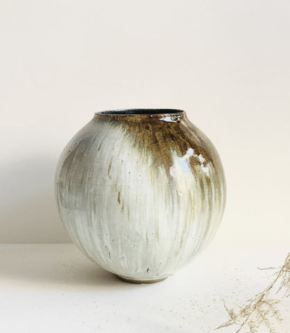 Grand vase rond tourné en grès gris émaillé en couleur blanc brillant et coulures à effets doré