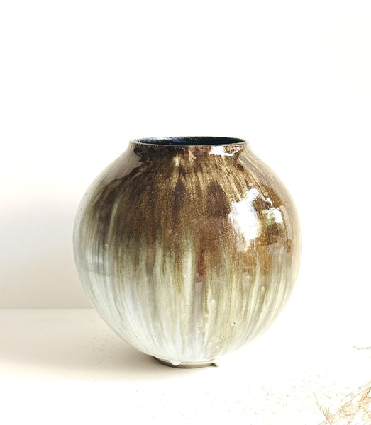 Grand vase rond tourné en grès gris émaillé en couleur blanc brillant et coulures à effets doré