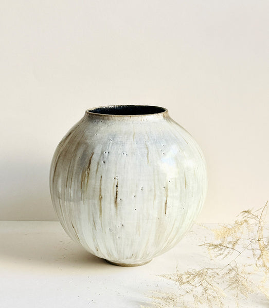 Grand vase rond tourné en grès gris émaillé en couleur blanc brillant et coulures à effets doré