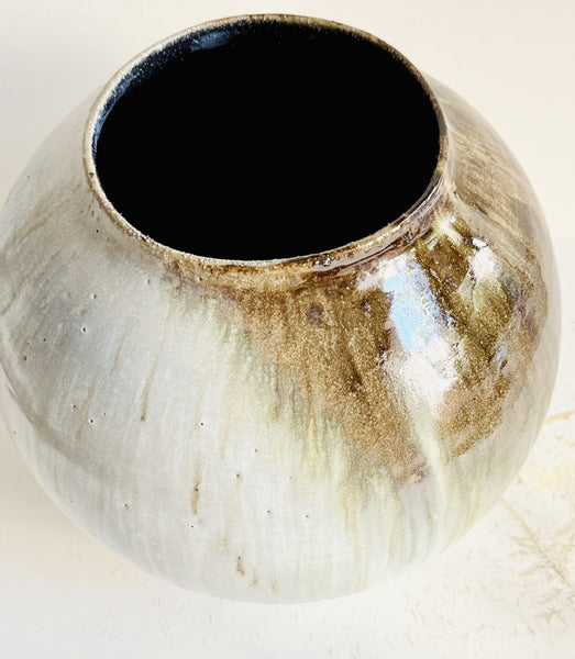 Grand vase rond tourné en grès gris émaillé en couleur blanc brillant et coulures à effets doré