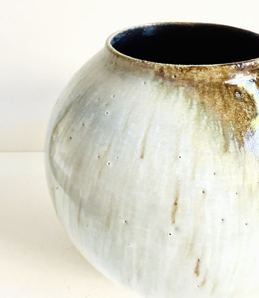 Grand vase rond tourné en grès gris émaillé en couleur blanc brillant et coulures à effets doré