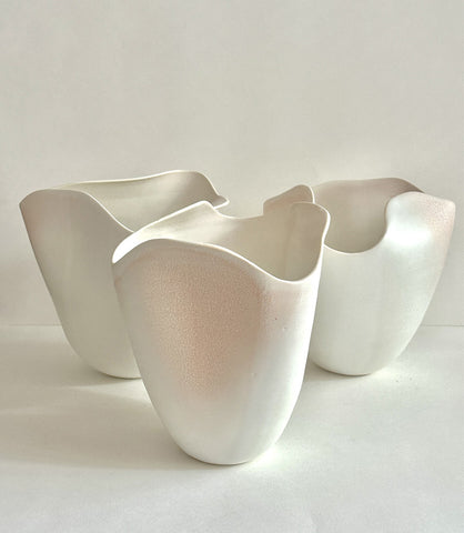 Ensemble de 3 vases tournés en porcelaine et travaillés à la main pour s formes organiques inspirés de la nature, émaillés en blanc mat avec des effets de couleurs rose poudré en dégradé
