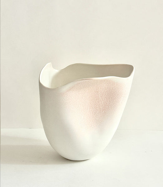 Ensemble de 3 vases tournés en porcelaine et travaillés à la main pour s formes organiques inspirés de la nature, émaillés en blanc mat avec des effets de couleurs rose poudré en dégradé