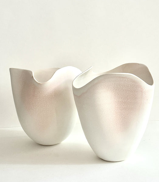 Ensemble de 3 vases tournés en porcelaine et travaillés à la main pour s formes organiques inspirés de la nature, émaillés en blanc mat avec des effets de couleurs rose poudré en dégradé