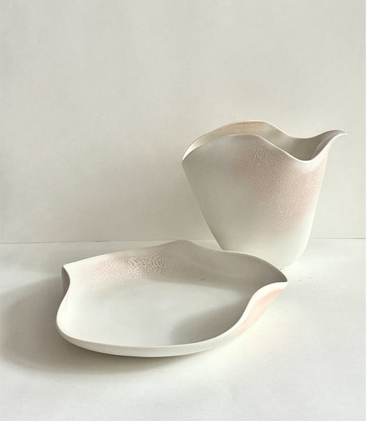 Assiette tournée en porcelaine en forme organique émaillée en blanc mat et en rose poudré dégradé
