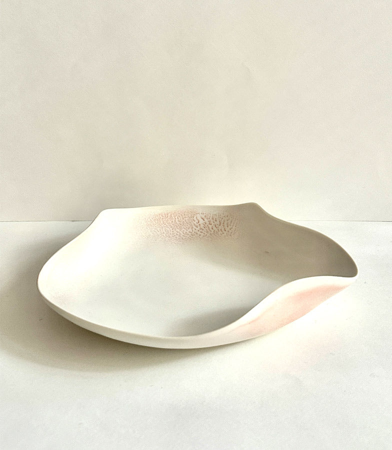 Assiette tournée en porcelaine en forme organique émaillée en blanc mat et en rose poudré dégradé