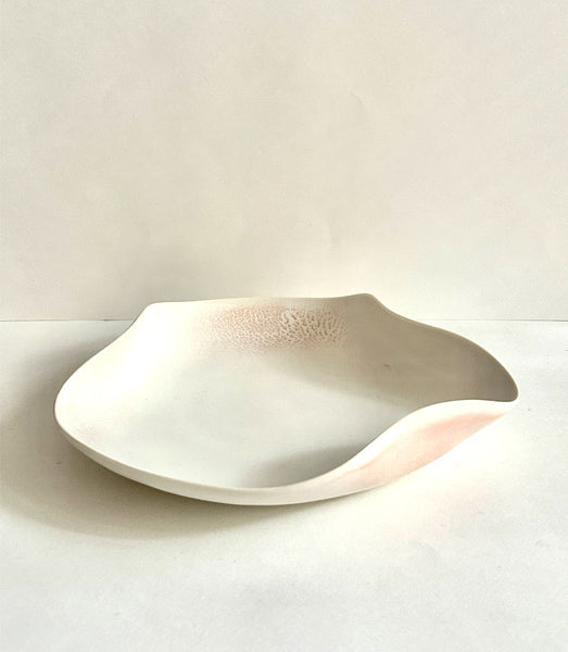 Assiette tournée en porcelaine en forme organique émaillée en blanc mat et en rose poudré dégradé