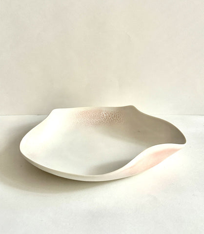 Assiette tournée en porcelaine en forme organique émaillée en blanc mat et en rose poudré dégradé