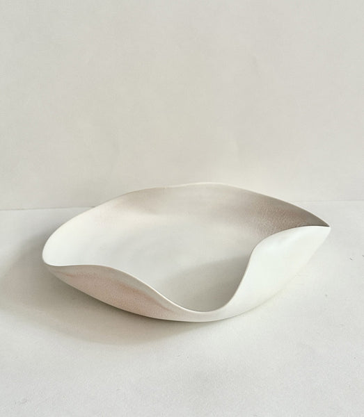 Assiette tournée en porcelaine en forme organique émaillée en blanc mat et en rose poudré dégradé