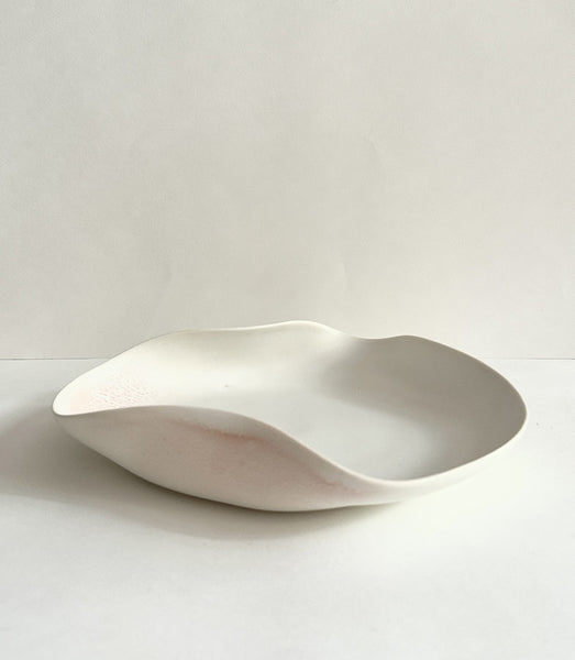 Assiette tournée en porcelaine en forme organique émaillée en blanc mat et en rose poudré dégradé