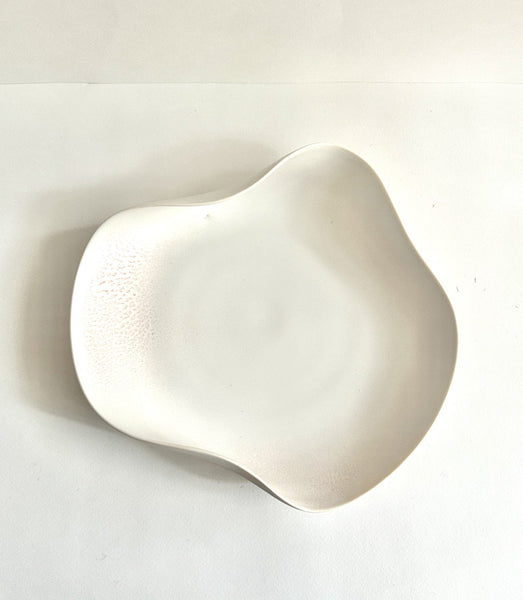 Assiette tournée en porcelaine en forme organique émaillée en blanc mat et en rose poudré dégradé