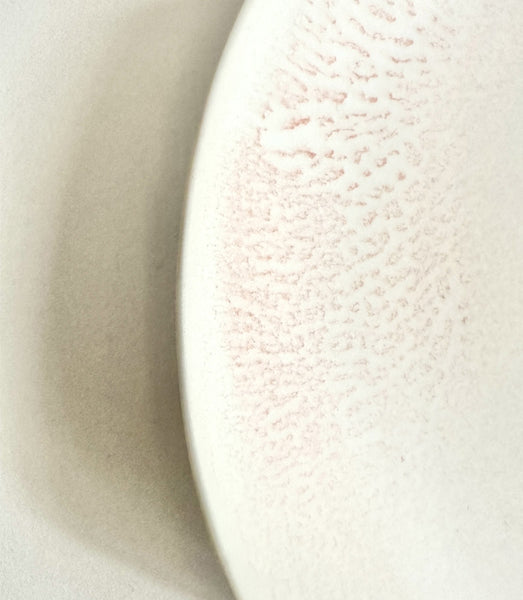 Assiette tournée en porcelaine en forme organique émaillée en blanc mat et en rose poudré dégradé