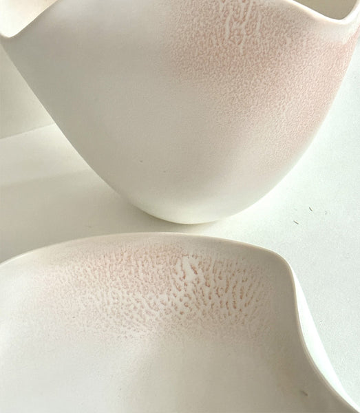 Assiette tournée en porcelaine en forme organique émaillée en blanc mat et en rose poudré dégradé