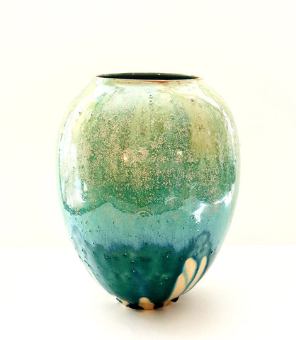 Grand vase en forme ovale émaillé en bleu turquoise avec des effets de textures et coulures tels les couleurs des vagues des eaux turquoises 