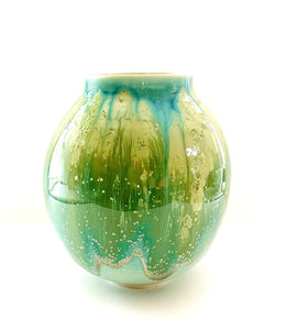 Grand vase en forme ronde tel un moonjar émaillé en turquoise avec des effets de textures et coulures tels les couleurs des vagues des eaux turquoises