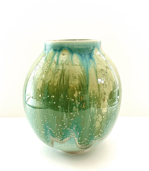 Grand vase en forme ronde tel un moonjar émaillé en turquoise avec des effets de textures et coulures tels les couleurs des vagues des eaux turquoises