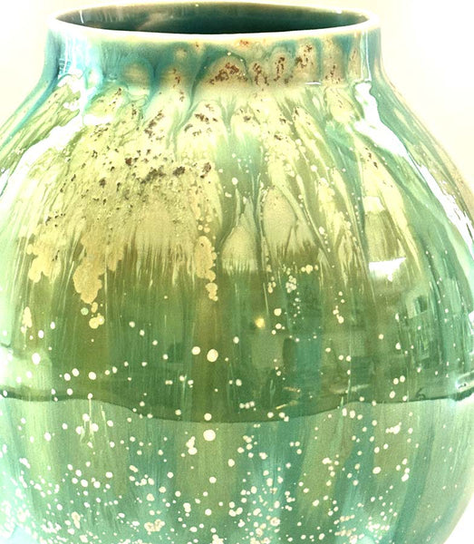 Détail du grand vase en forme ronde tel un moonjar émaillé en turquoise avec des effets de textures et coulures tels les couleurs des vagues des eaux turquoises