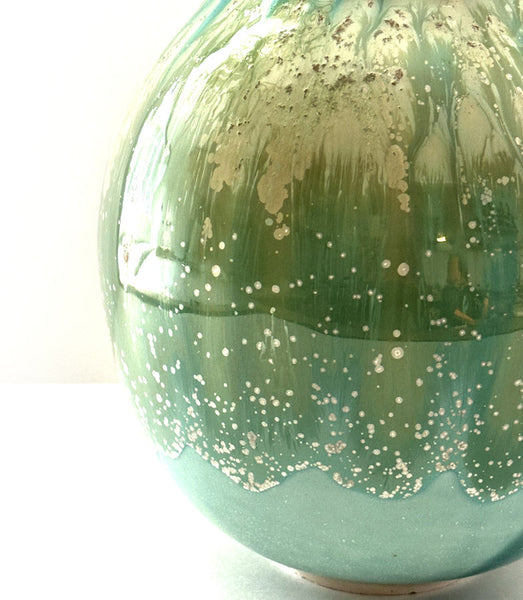Grand vase en forme ronde tel un moonjar émaillé en turquoise avec des effets de textures et coulures tels les couleurs des vagues des eaux turquoises