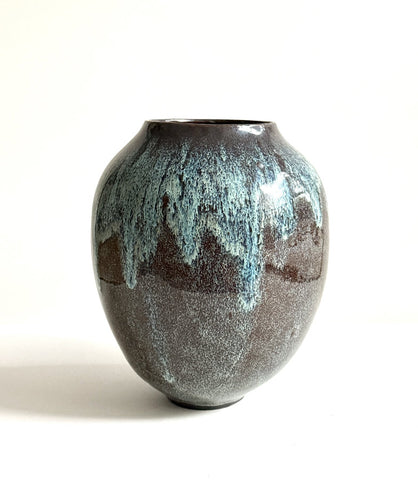 Grand vase tourné en grès noir émaillé en couleur turquoise à effets, émail coulant.