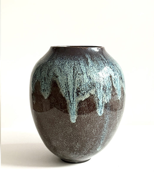 Grand vase tourné en grès noir émaillé en couleur turquoise à effets, émail coulant.