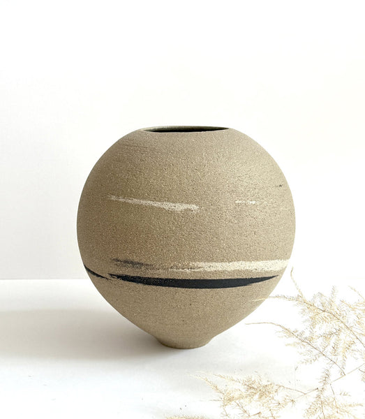 Vase tourné en grès gris mélangé avec la terre noire et blanche, émaillé à l'intérieur brut à l'extérieur
