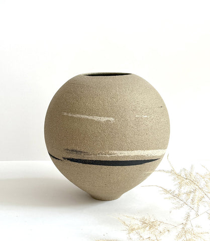 Vase tourné en grès gris mélangé avec la terre noire et blanche, émaillé à l'intérieur brut à l'extérieur