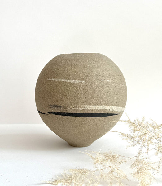 Vase tourné en grès gris mélangé avec la terre noire et blanche, émaillé à l'intérieur brut à l'extérieur