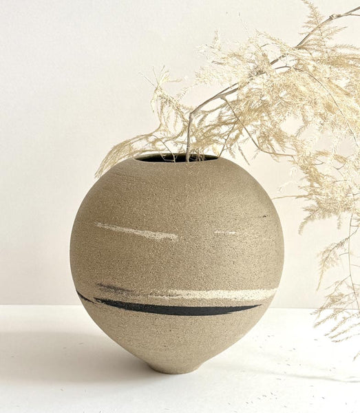 Vase tourné en grès gris mélangé avec la terre noire et blanche, émaillé à l'intérieur brut à l'extérieur