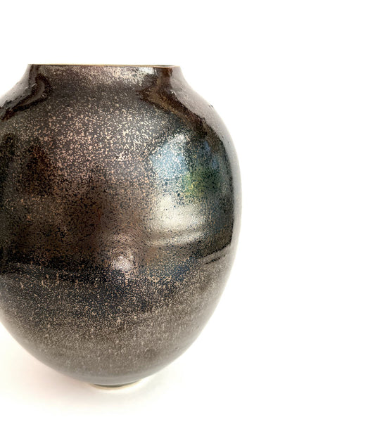 Vase en grès blanc émaillé en couleur or-bronze à effets