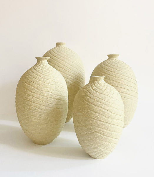 Vase en grès blanc chamotté texturé, grès blanc, texture, croisillons, vase, soliflore, matière, fait main, handmade, gravures