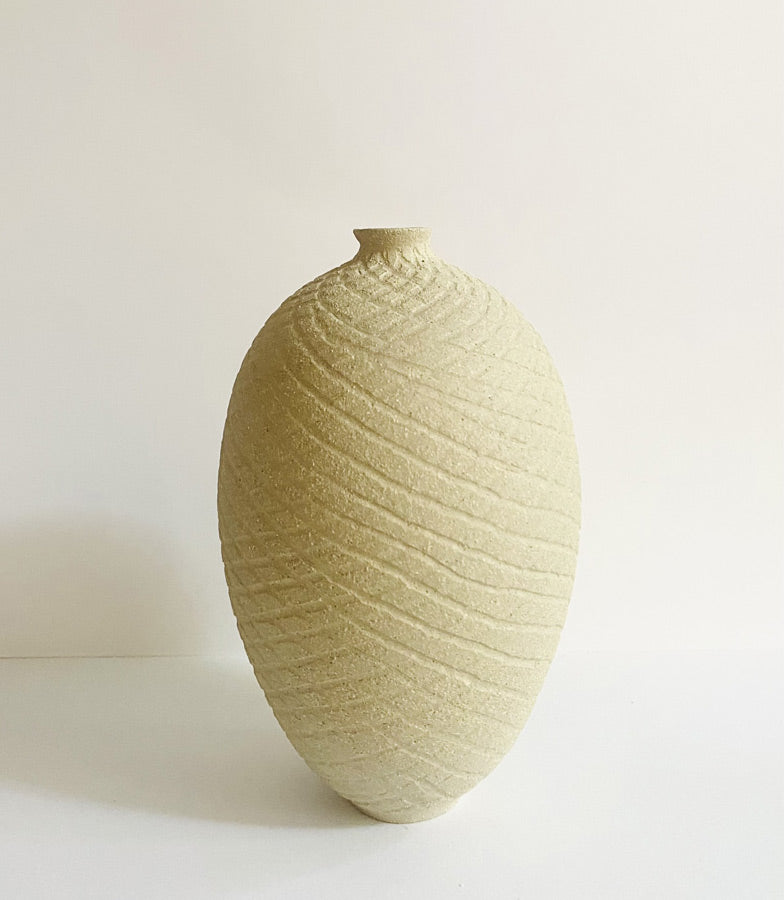 Vase en grès blanc chamotté texturé, grès blanc, texture, croisillons, vase, soliflore, matière, fait main, handmade, gravures