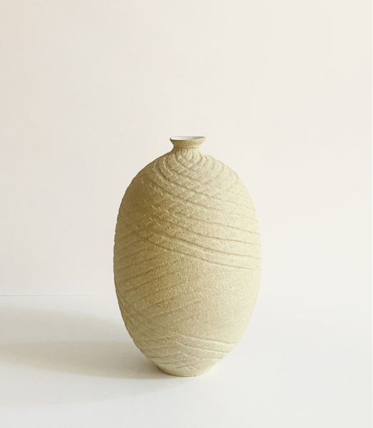 Vase soliflore tourné en grès blanc chamotté brut à l'extérieur émaillé à l'intérieur avec des textures gravées en croisillons
