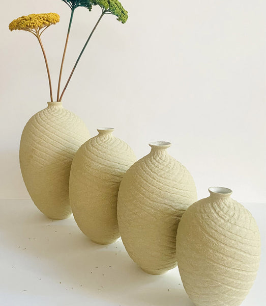 Vase soliflore tourné en grès blanc chamotté brut à l'extérieur émaillé à l'intérieur avec des textures gravées en croisillons