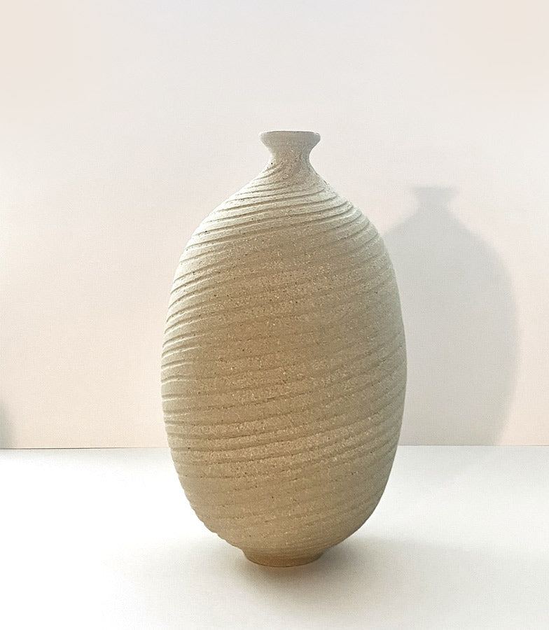 Vase en grès blanc chamotté texturé