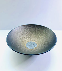 assiette évasée, plat, grès noir, éclipse, doré