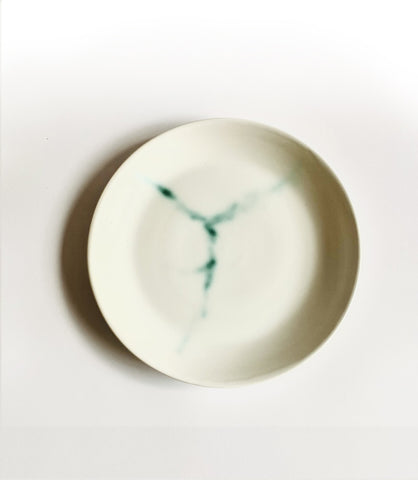 Assiette en porcelaine blanche à effet marbre vert