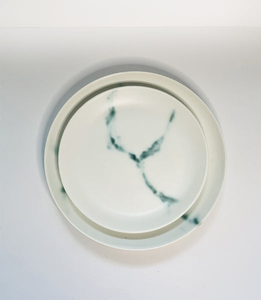 Assiette en porcelaine blanche à effet marbre vert