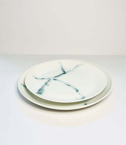 Assiette en porcelaine blanche à effet marbre vert