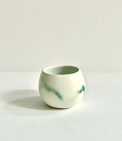 Tasse à café en porcelaine blanche à effet marbre vert